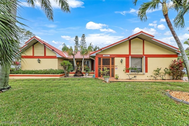 view of front of home featuring a front yard