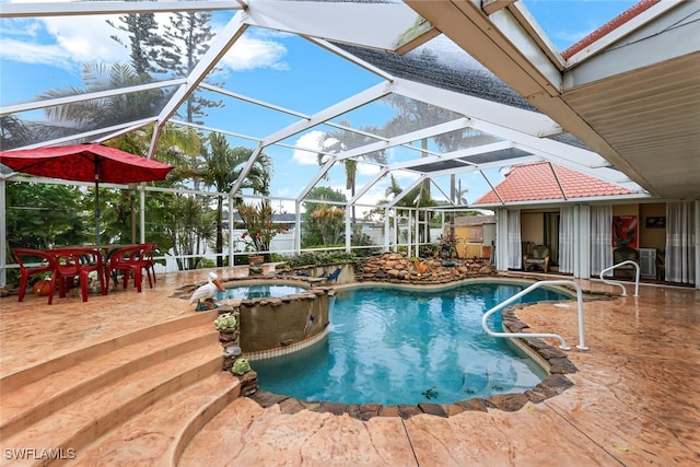 view of swimming pool with a lanai, a patio area, and an in ground hot tub