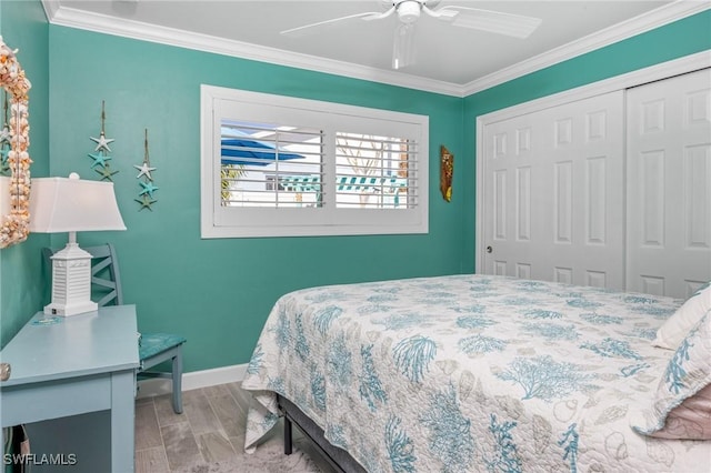 bedroom with light wood-type flooring, a closet, ornamental molding, and ceiling fan