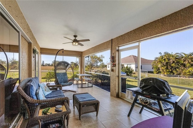 sunroom with ceiling fan