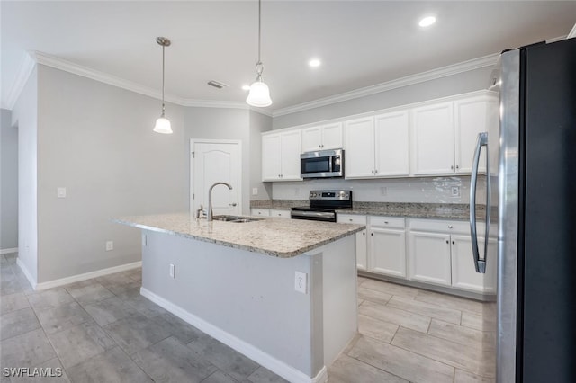 kitchen with white cabinets, an island with sink, decorative light fixtures, stainless steel appliances, and a sink