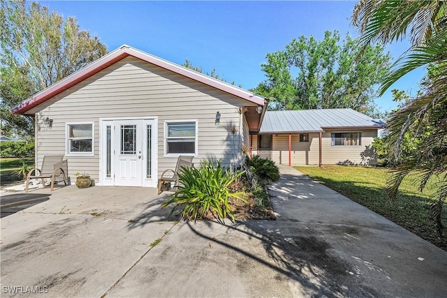 view of front of property with a front lawn