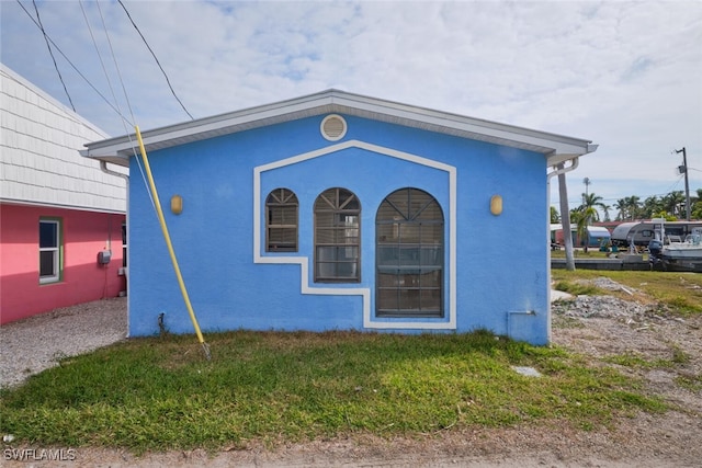 view of front facade featuring a front lawn