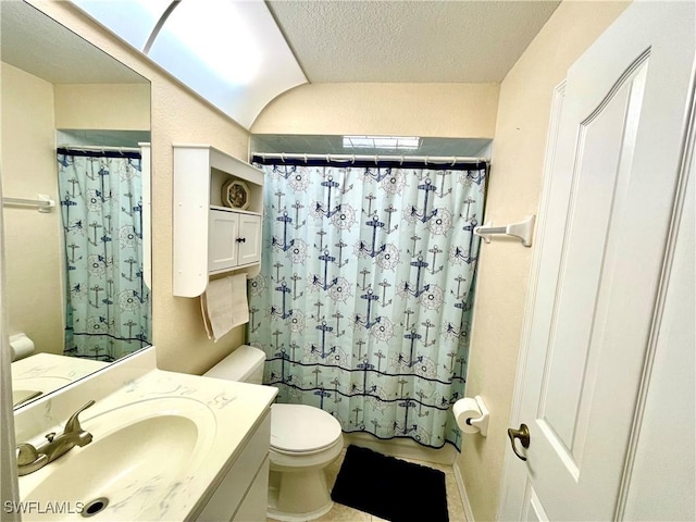 bathroom with a shower with shower curtain, a textured ceiling, vanity, and toilet