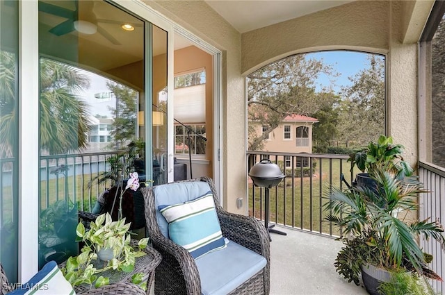 sunroom with ceiling fan