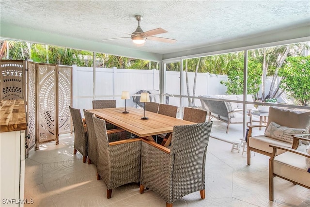 sunroom with ceiling fan