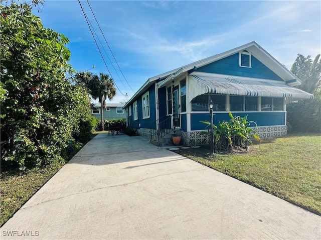 view of front facade featuring a front yard