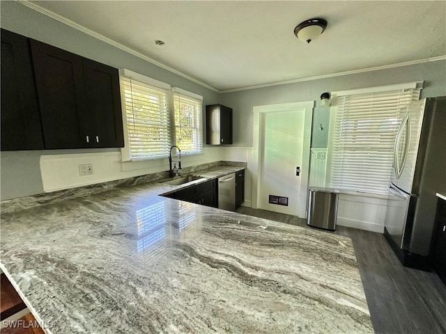 kitchen with sink, crown molding, dark hardwood / wood-style floors, kitchen peninsula, and stainless steel appliances