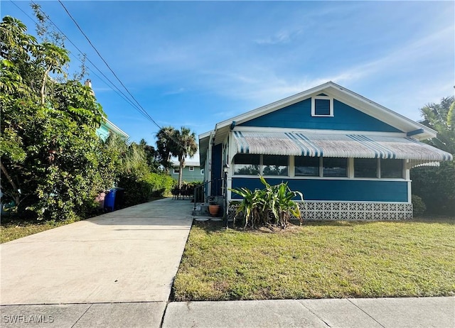 view of front facade with a front yard