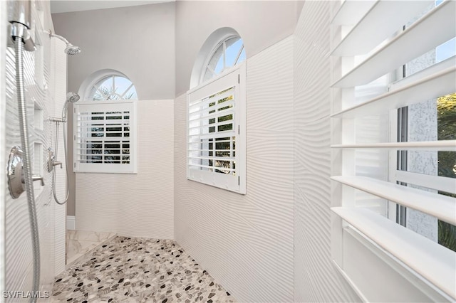 bathroom featuring tiled shower