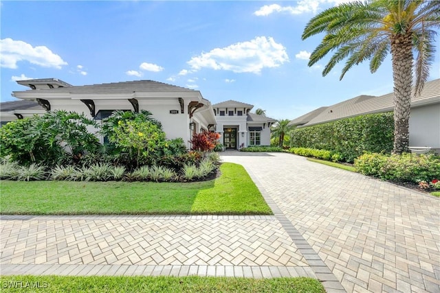 view of front facade with a front lawn