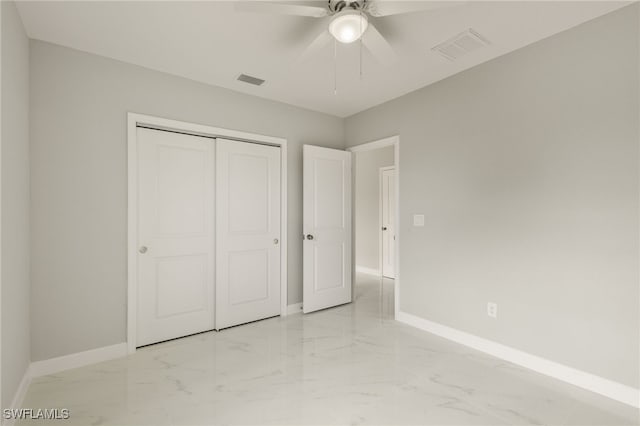 unfurnished bedroom featuring ceiling fan and a closet