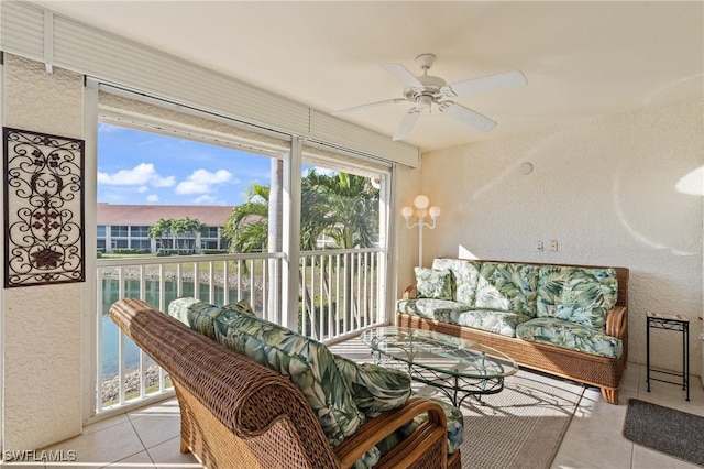 sunroom with ceiling fan