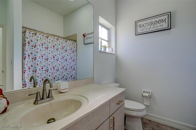 bathroom with a shower with curtain, vanity, and toilet