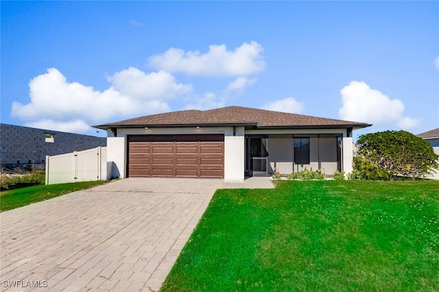 view of front facade featuring a garage and a front yard