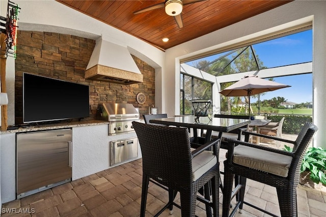 view of patio featuring a grill, area for grilling, a lanai, and ceiling fan