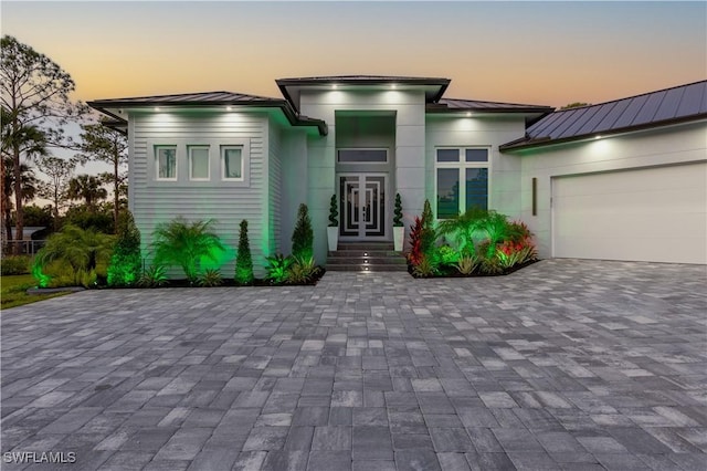 view of front of property featuring a garage