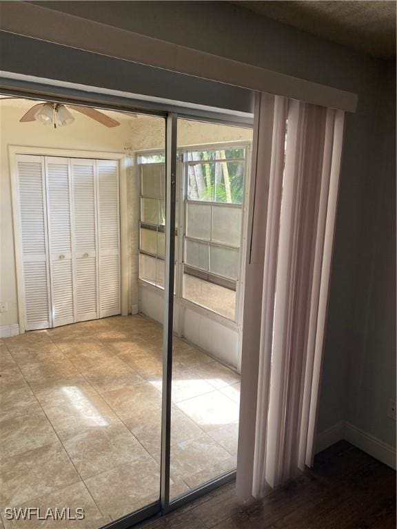 unfurnished bedroom featuring ceiling fan and a closet