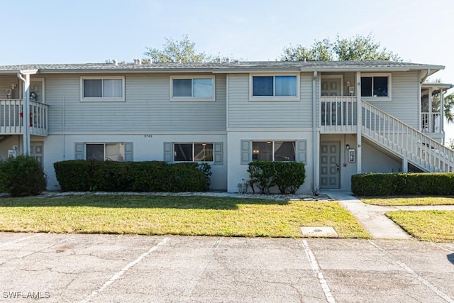 view of front of property with a front lawn