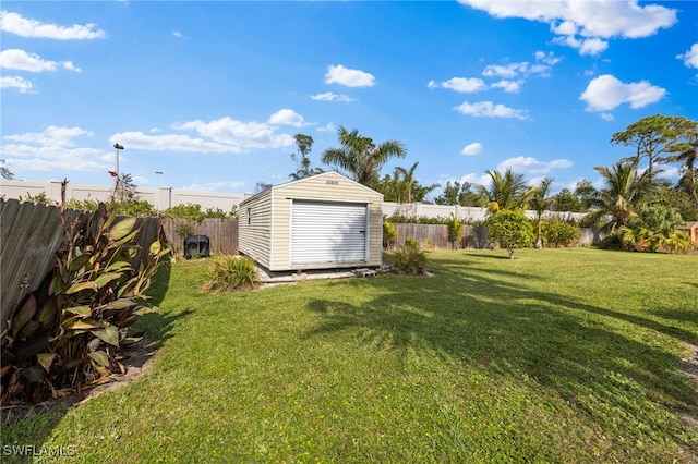 view of yard featuring a shed