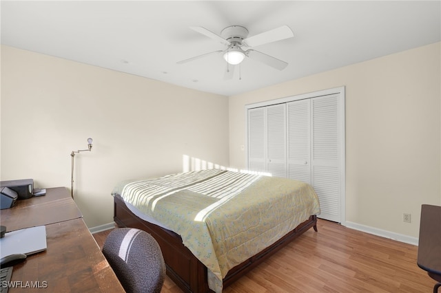 bedroom with light wood-type flooring, a closet, and ceiling fan