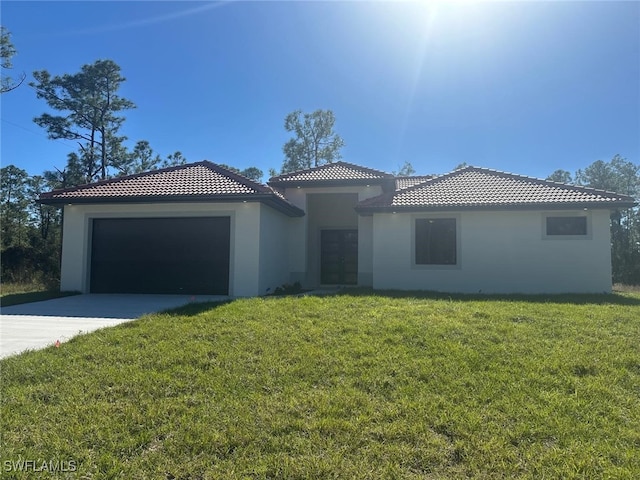 view of front facade featuring a garage and a front yard