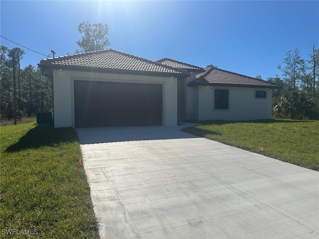 view of front of property featuring a front yard and a garage