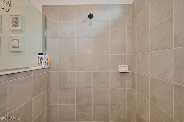 bathroom featuring tiled shower