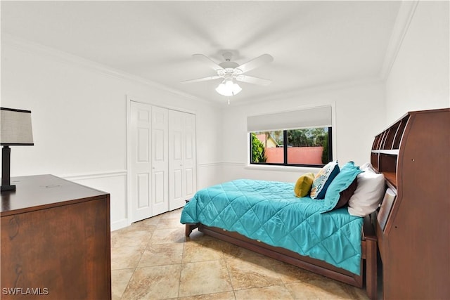 bedroom with ceiling fan, a closet, light tile patterned floors, and crown molding