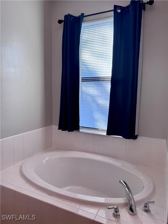 bathroom with tiled tub