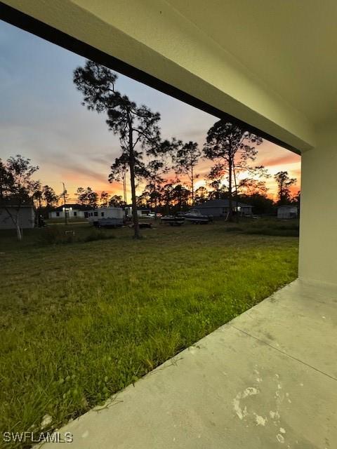 view of yard at dusk