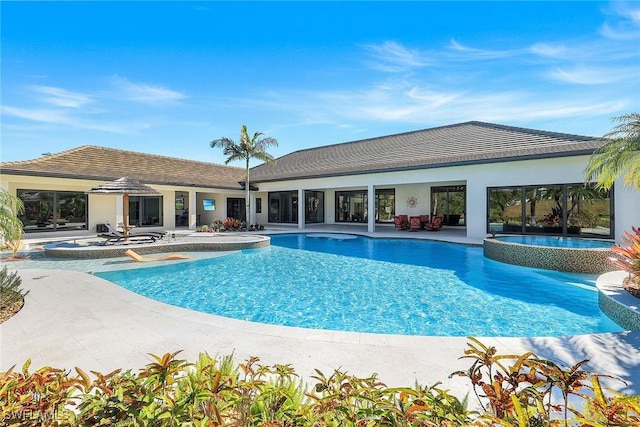 view of pool with an in ground hot tub and a patio area