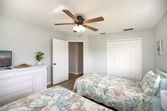 bedroom featuring hardwood / wood-style floors, ceiling fan, and a closet