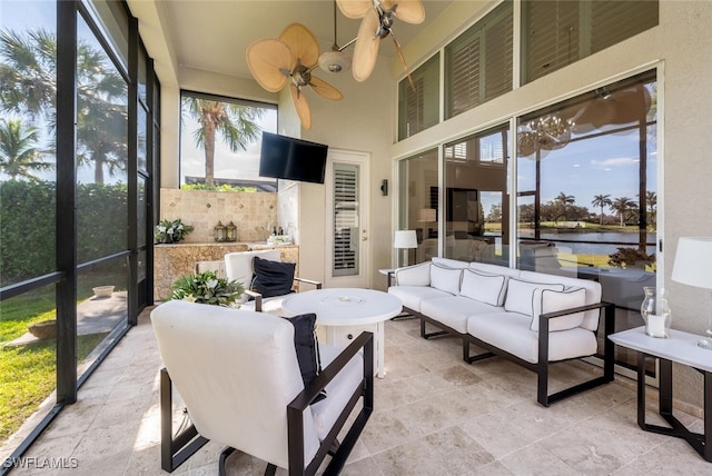 sunroom with ceiling fan