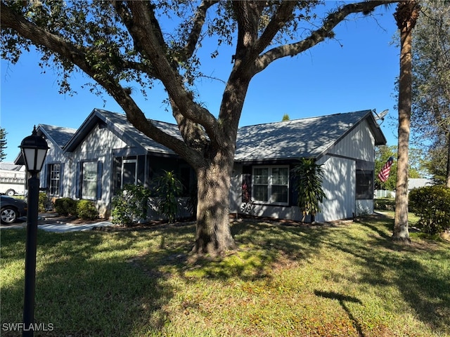 view of front facade featuring a front lawn