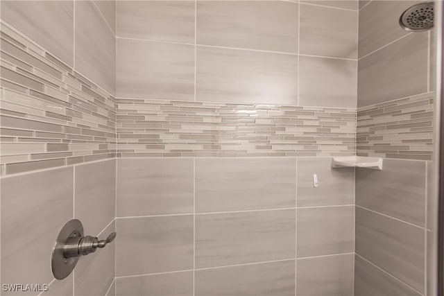 room details featuring tiled shower