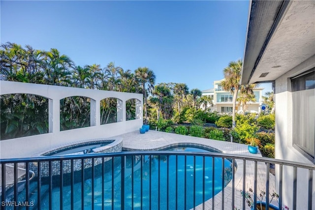 view of pool featuring an in ground hot tub