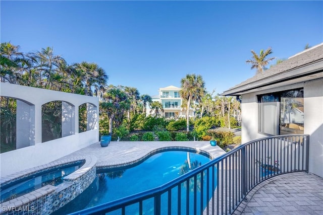 view of pool featuring an in ground hot tub