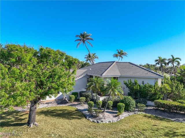 view of front of property featuring a front yard