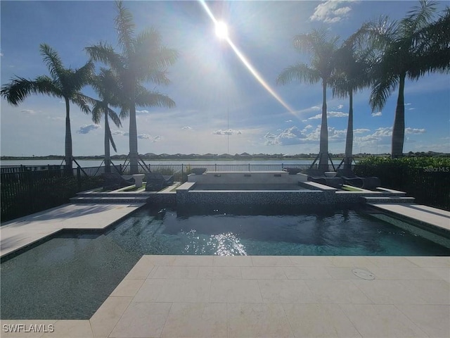 view of pool featuring an in ground hot tub