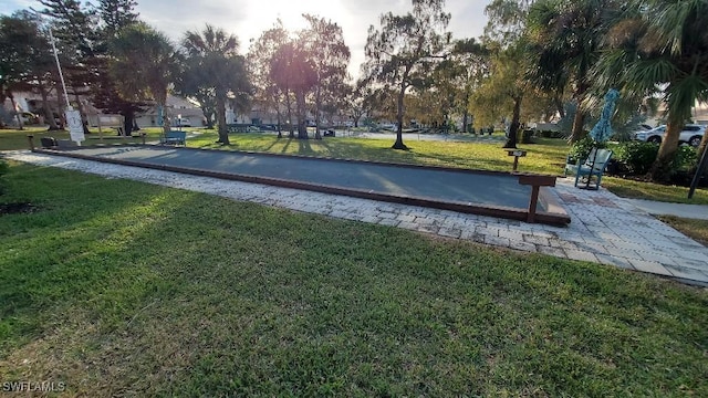 view of property's community featuring a lawn