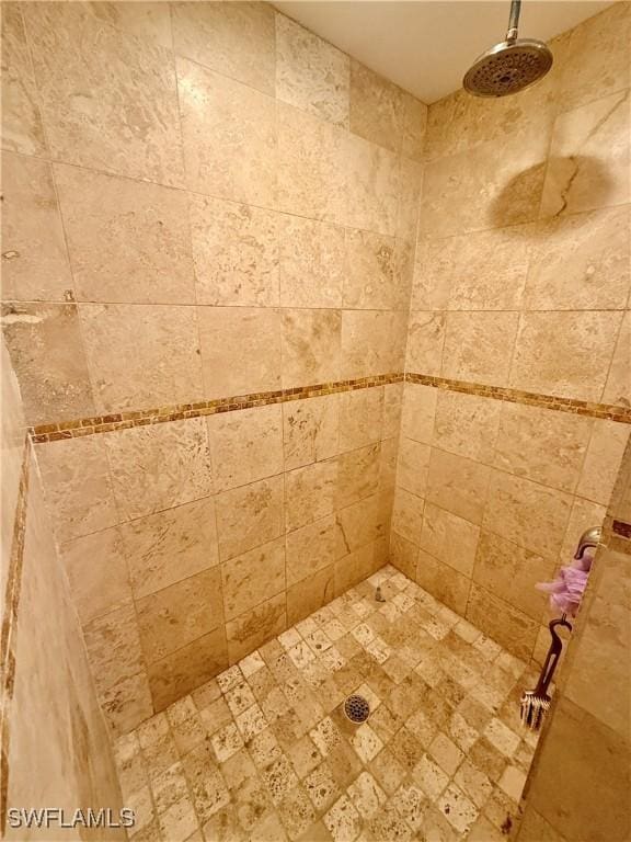 bathroom featuring tiled shower