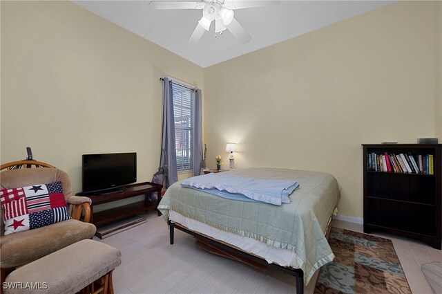 bedroom with ceiling fan