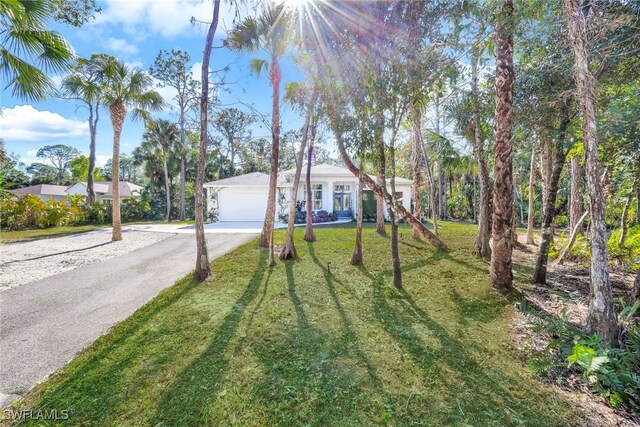 view of front of property featuring a front yard and a garage