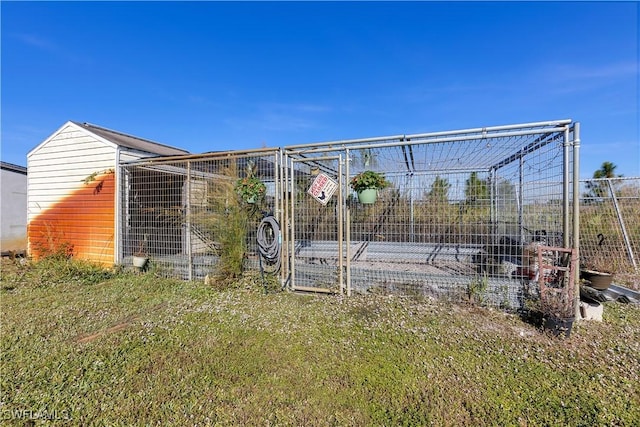 view of yard with an outdoor structure