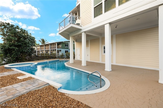 view of pool with an in ground hot tub and a patio area