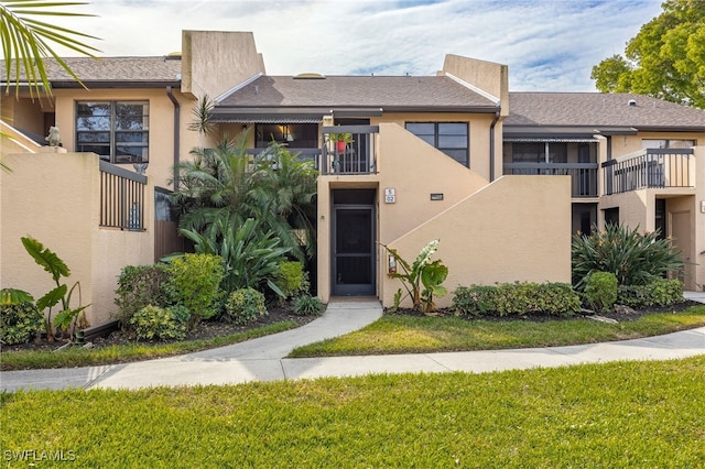 view of front of home with a front lawn