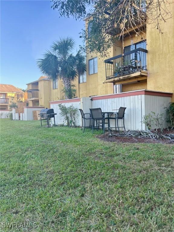 view of yard featuring a balcony