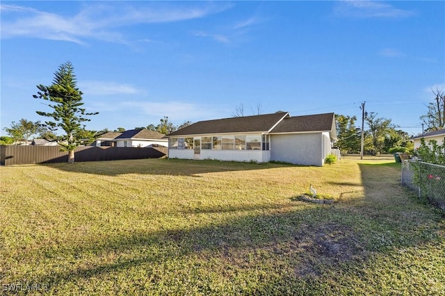 view of front of home featuring a front lawn