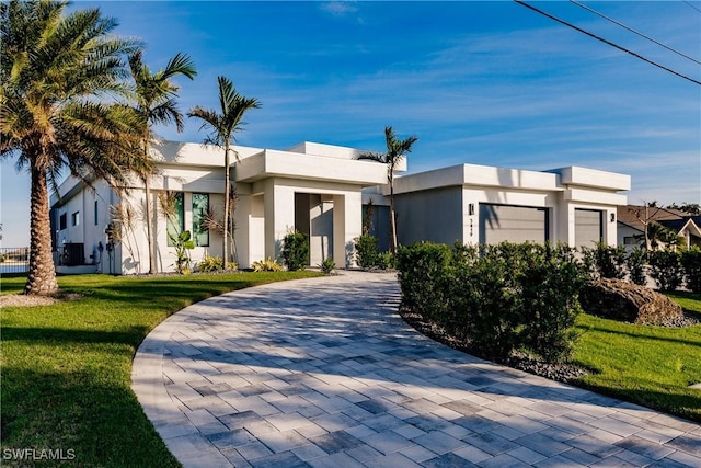 view of front facade featuring a front lawn and a garage